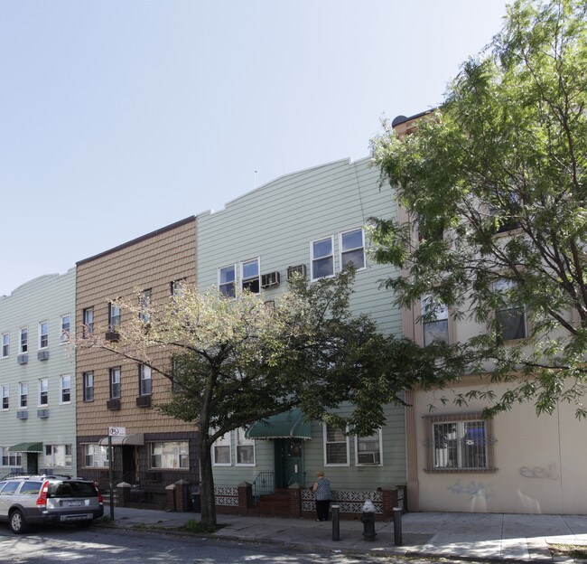 334 Manhattan Ave in Brooklyn, NY - Foto de edificio - Building Photo