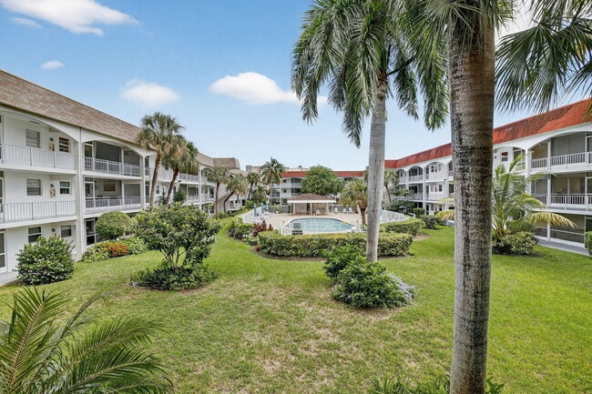 581 Blue Heron Dr in Hallandale Beach, FL - Foto de edificio - Building Photo