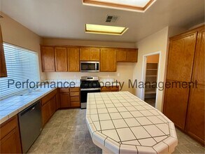 11400 Clarion River Dr in Bakersfield, CA - Building Photo - Building Photo
