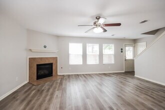 9858 Wing St in Conroe, TX - Foto de edificio - Building Photo