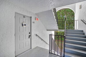 9610 Green Cypress Ln, Unit 15 in Ft. Myers, FL - Foto de edificio - Building Photo
