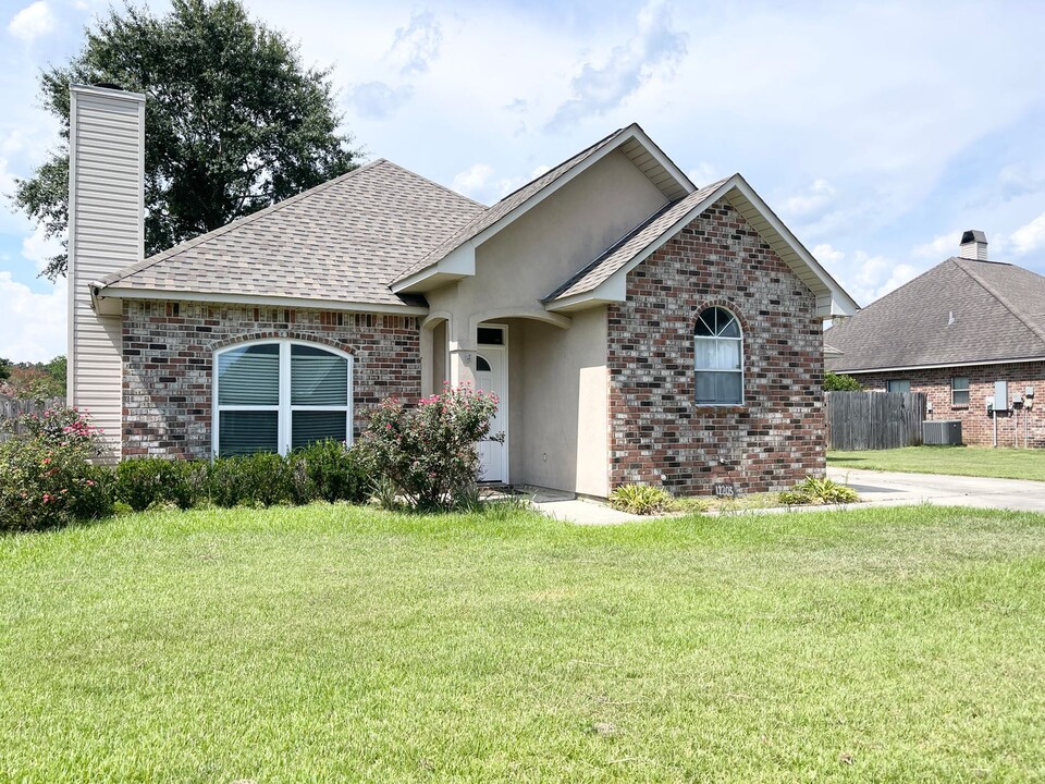 12203 Sundown Dr in Denham Springs, LA - Building Photo