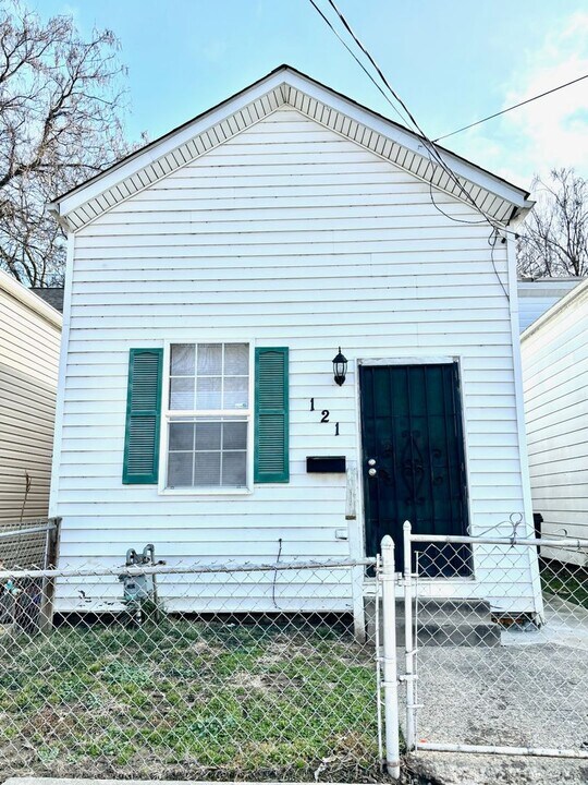121 N 25th St in Louisville, KY - Building Photo