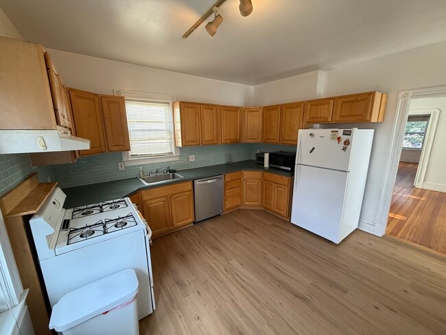 42 Holyoke Rd, Unit 2 in Somerville, MA - Building Photo - Building Photo