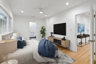 1714 N Ogden Dr, Unit Top Floor in Los Angeles, CA - Building Photo - Building Photo