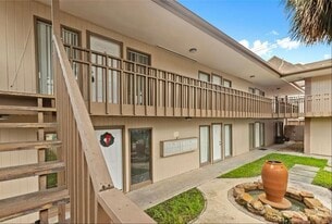 4036 Bellefontaine in Houston, TX - Building Photo