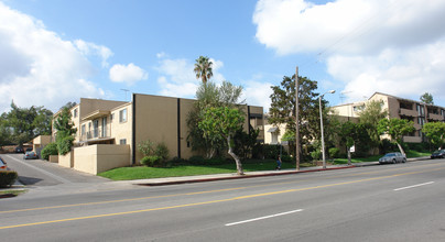 Encino Stardust Apartments in Encino, CA - Building Photo - Building Photo