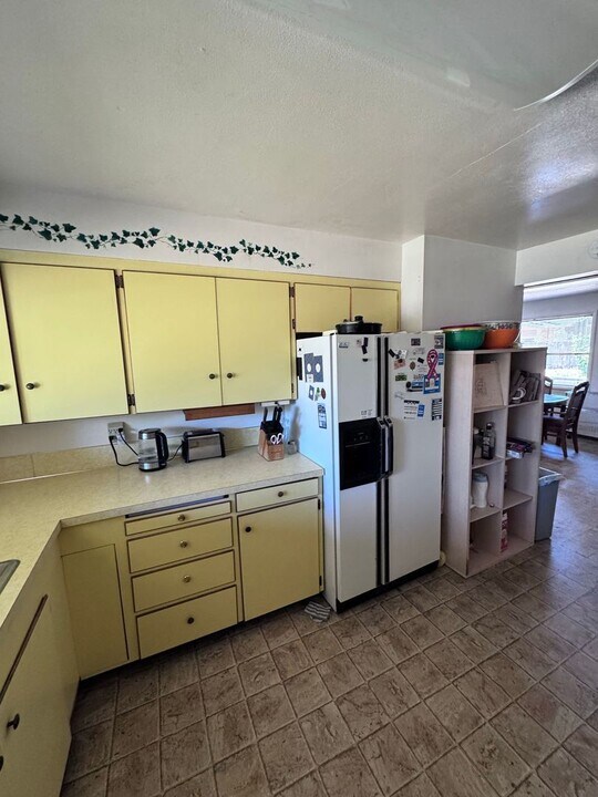 1124 Woodside Dr in Eugene, OR - Building Photo