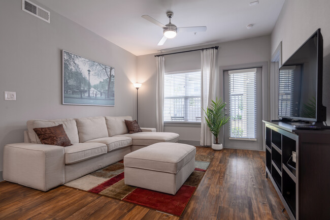 The Broadway Apartments in Houston, TX - Building Photo - Interior Photo