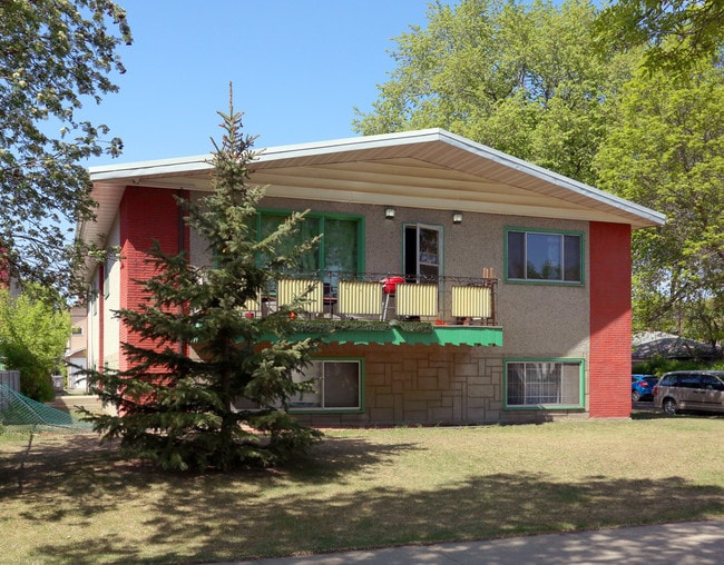 Six Plex Apartments in Edmonton, AB - Building Photo - Building Photo