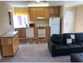 1 NE Park Ln in Fairview, OR - Foto de edificio - Building Photo