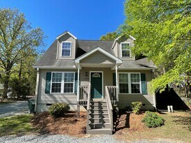 907 N Greensboro St in Carrboro, NC - Building Photo
