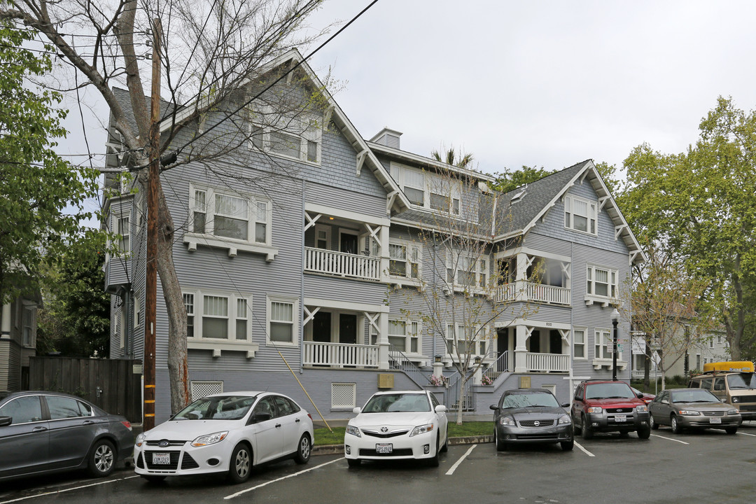 Capitol View Luxury Apartments in Sacramento, CA - Building Photo