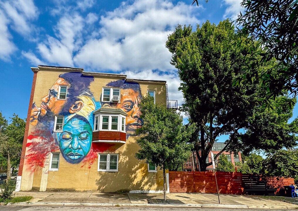 401 E Lafayette Ave in Baltimore, MD - Building Photo