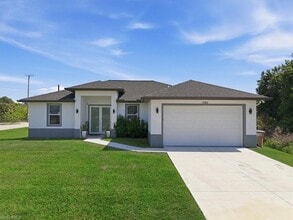 3705 Kelsey St in Ft. Myers, FL - Foto de edificio - Building Photo