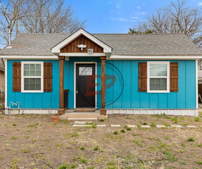 property at 208 N Waco St