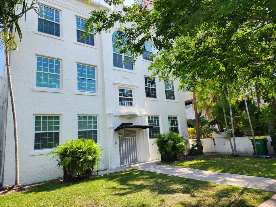 Antiquera Apartments at Coral Gables in Coral Gables, FL - Foto de edificio