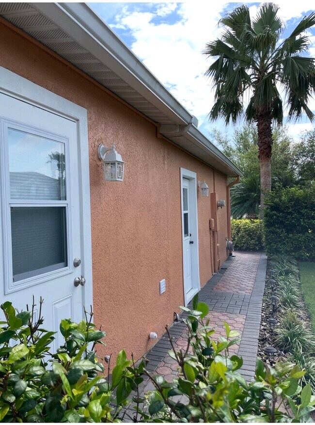 656 English Lake Dr, Unit 2 in Winter Garden, FL - Foto de edificio - Building Photo