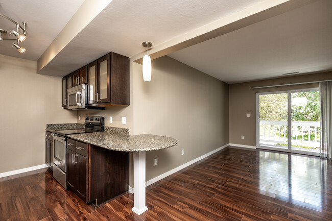 Oakcrest Condominiums in Iowa City, IA - Building Photo - Interior Photo