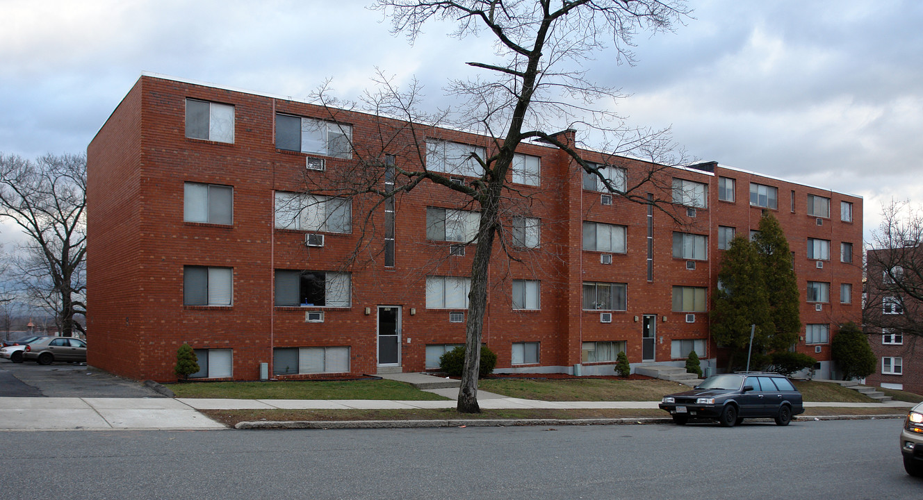 253-257 Essex St in Holyoke, MA - Foto de edificio