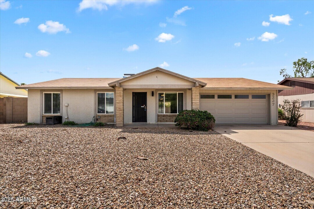 3227 E Helena Dr in Phoenix, AZ - Foto de edificio