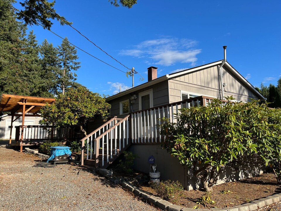 830 W Madrona Beach Rd in Camano, WA - Building Photo
