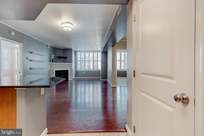 property at 851 N Glebe Rd
