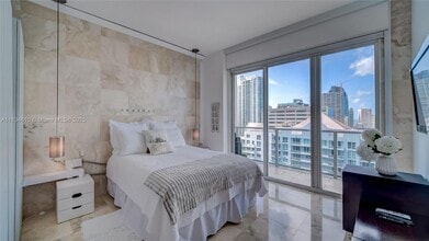 1155 Brickell Bay Dr in Miami, FL - Building Photo - Building Photo