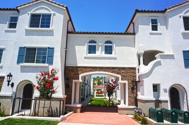 Erie Luxury Townhomes in Pomona, CA - Foto de edificio - Building Photo