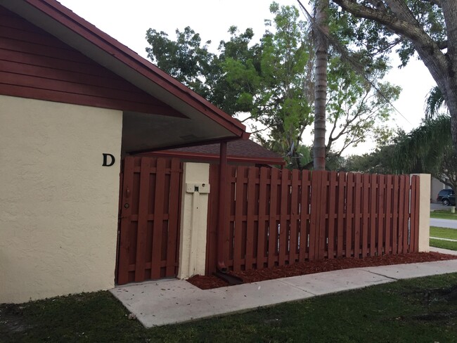 13825 Yarmouth Dr in Wellington, FL - Building Photo - Building Photo