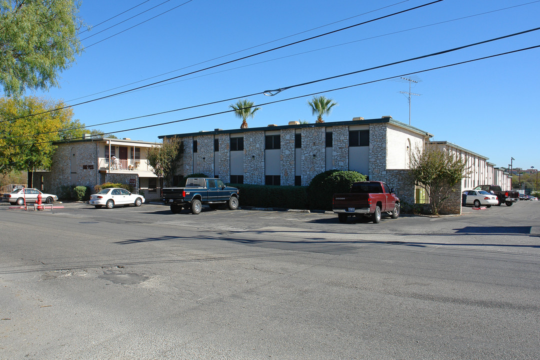 Leon Trace Apartments in San Antonio, TX - Building Photo