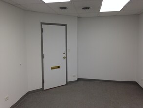 York Tower in Bensenville, IL - Foto de edificio - Interior Photo