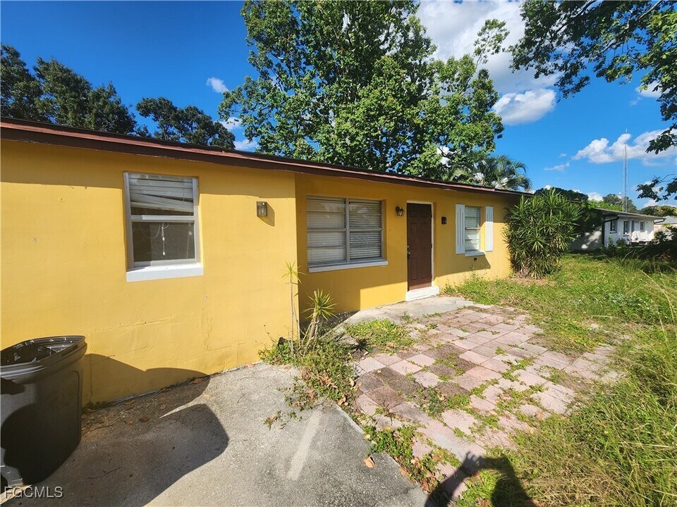 13432 First St in Ft. Myers, FL - Building Photo