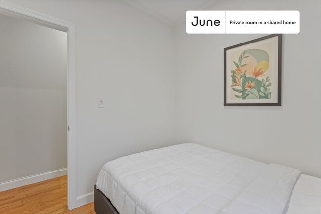 Private bedroom in 4 bed/1 bath Home in New York, NY - Building Photo - Building Photo