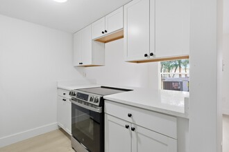 1024 82nd Terrace N, Unit A in St. Petersburg, FL - Foto de edificio - Building Photo