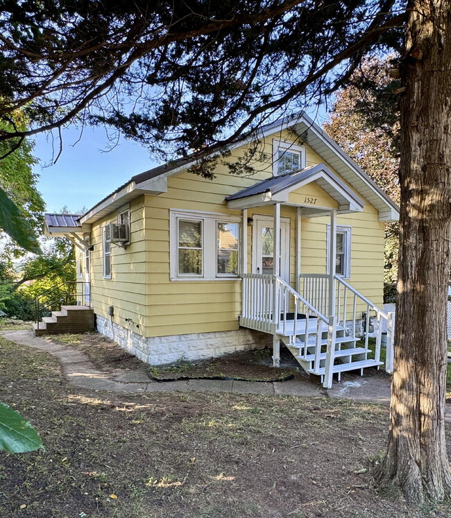 1527 Bellevue Ave in Eau Claire, WI - Building Photo - Building Photo
