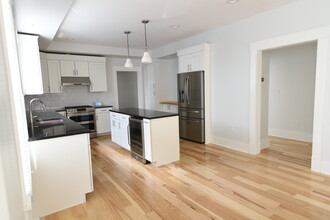 90 Bartlett St, Unit 1 in Somerville, MA - Building Photo - Building Photo