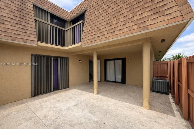 2455 W 67th Pl in Hialeah, FL - Foto de edificio - Building Photo