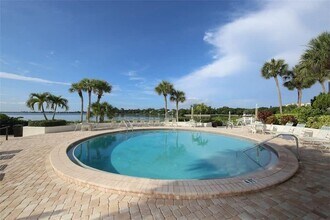 1634 Stickney Point Rd, Unit 201 in Sarasota, FL - Foto de edificio - Building Photo