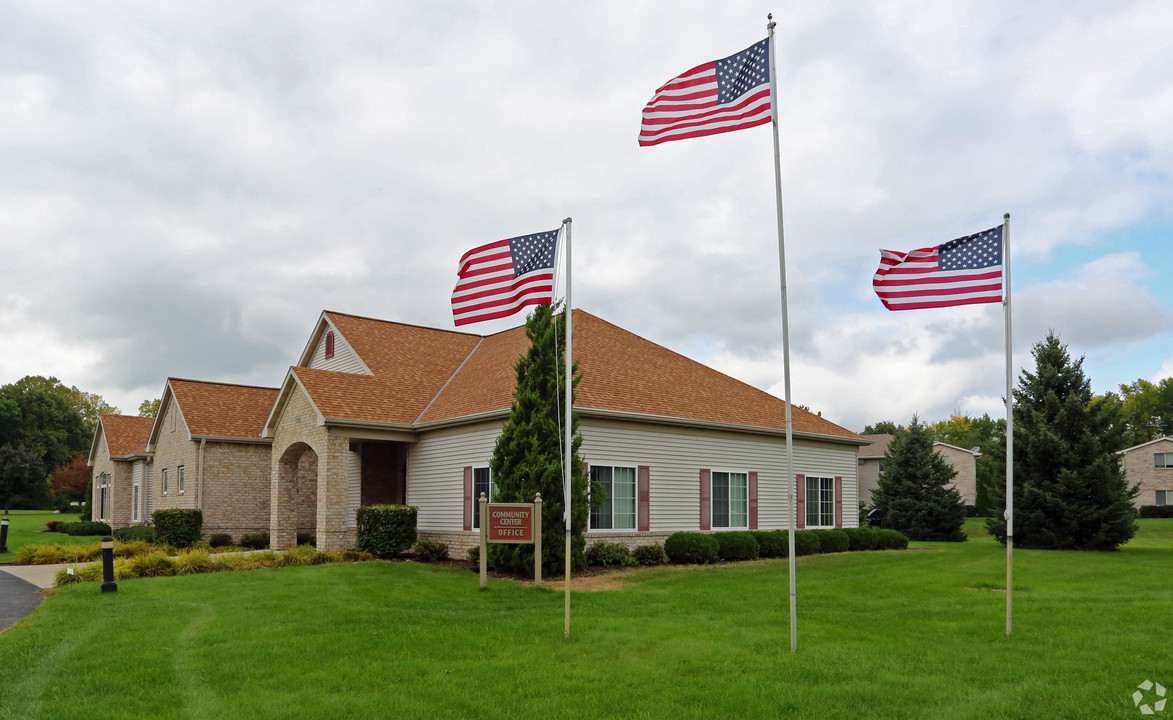 GLENKERRY COURT in Neenah, WI - Building Photo