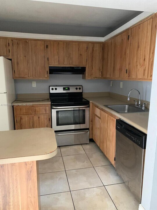 20320 NE 3rd Ct in Miami, FL - Building Photo