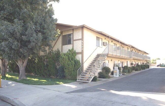 4120 W Avenue L in Lancaster, CA - Foto de edificio - Building Photo