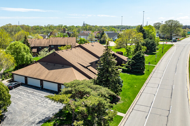 Ridgewood Village in Greenfield, WI - Foto de edificio - Building Photo