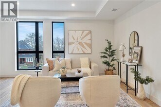 4390 Hillview Dr in Beamsville, ON - Building Photo - Building Photo