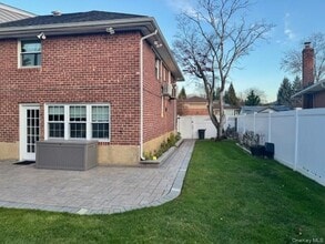 58 Pickwick Dr E in Syosset, NY - Foto de edificio - Building Photo