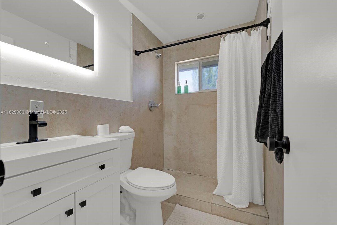 2125 NE 14th Ave in Wilton Manors, FL - Building Photo