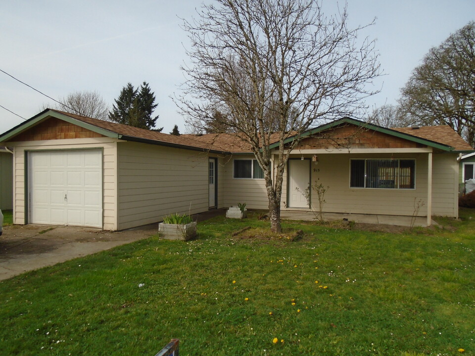 915 N 4th St in Aumsville, OR - Building Photo