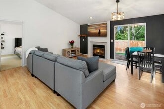 8215 1st St SE in Lake Stevens, WA - Foto de edificio - Building Photo