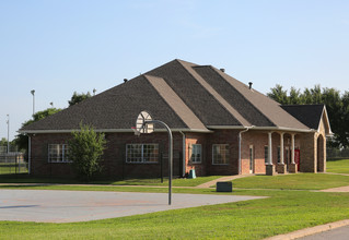 Parkview Terrace in Tulsa, OK - Building Photo - Building Photo