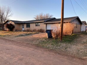 1320 Moody St in Paducah, TX - Foto de edificio - Building Photo